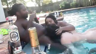 Seductive white babes suckinbg one hard black cock in the swimming pool